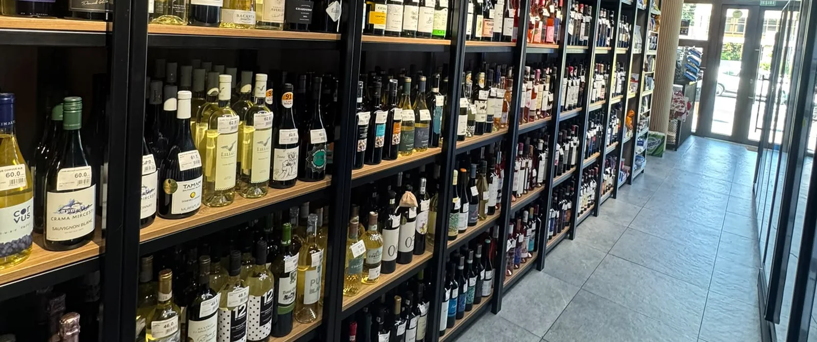Peretele de vinuri din magazinul 4Drinks, Calea București 38, Craiova