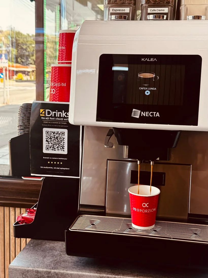 Aparatul de cafea de la intrarea în magazinul 4Drinks