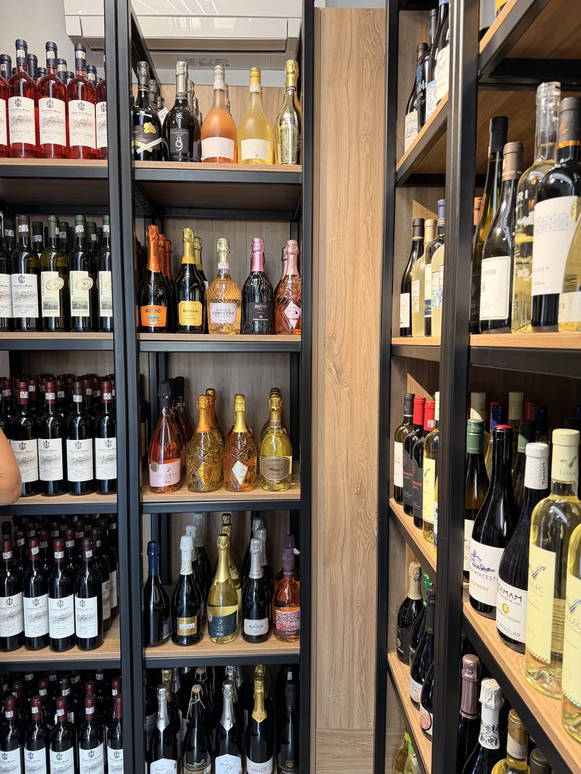 Raft cu spumante și prosecco în magazinul 4Drinks din Craiova