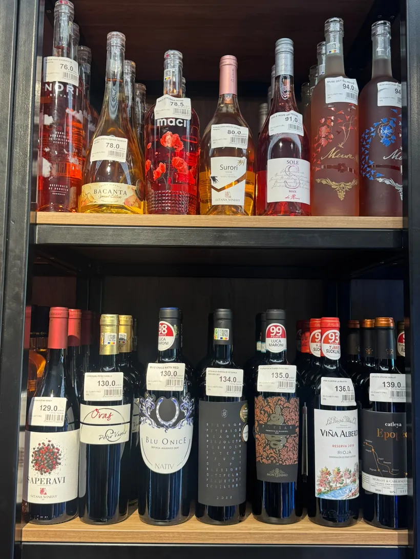 Raft cu vinuri rosé românești și italiene, cu prețul afișat pe fiecare sticlă
