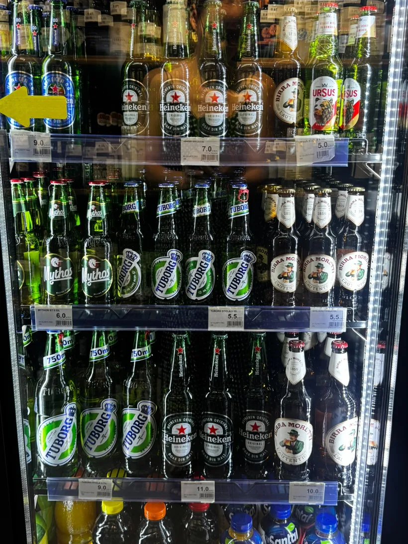 Vitrină frigorifică cu bere rece la sticlă și la doză