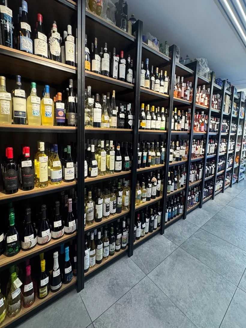 Peretele de vinuri românești și de import din magazinul 4Drinks