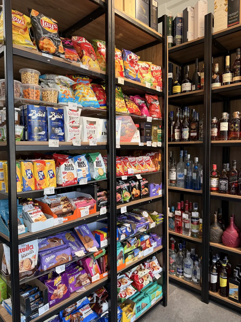 Raft cu dulciuri, snacks și spirtoase în magazinul 4Drinks